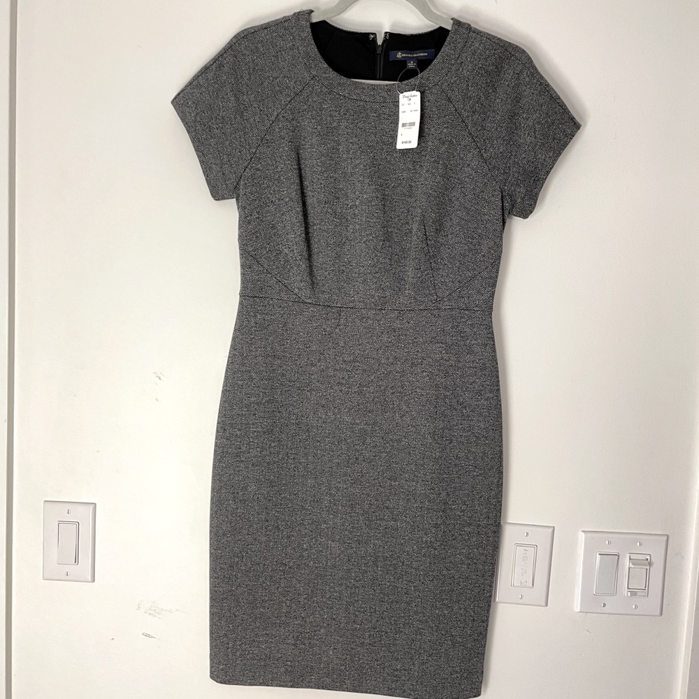 Brooks brothers. size 6. fitted. knee length. Slight stretch. Very flattering.